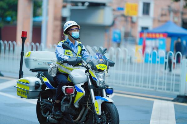 返校首日，廣州交警出動3100余警力全程護航
