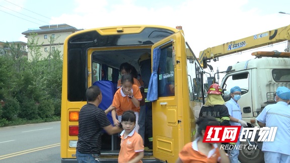 校車發生交通事故 教科書的操作是這樣的