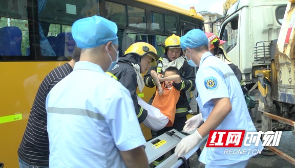 校車發生交通事故 教科書的操作是這樣的