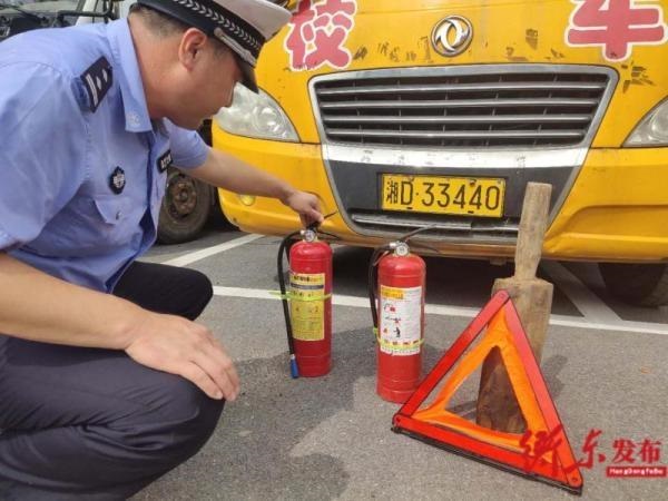 迎開學 湖南衡東交警開展校車安全大檢查