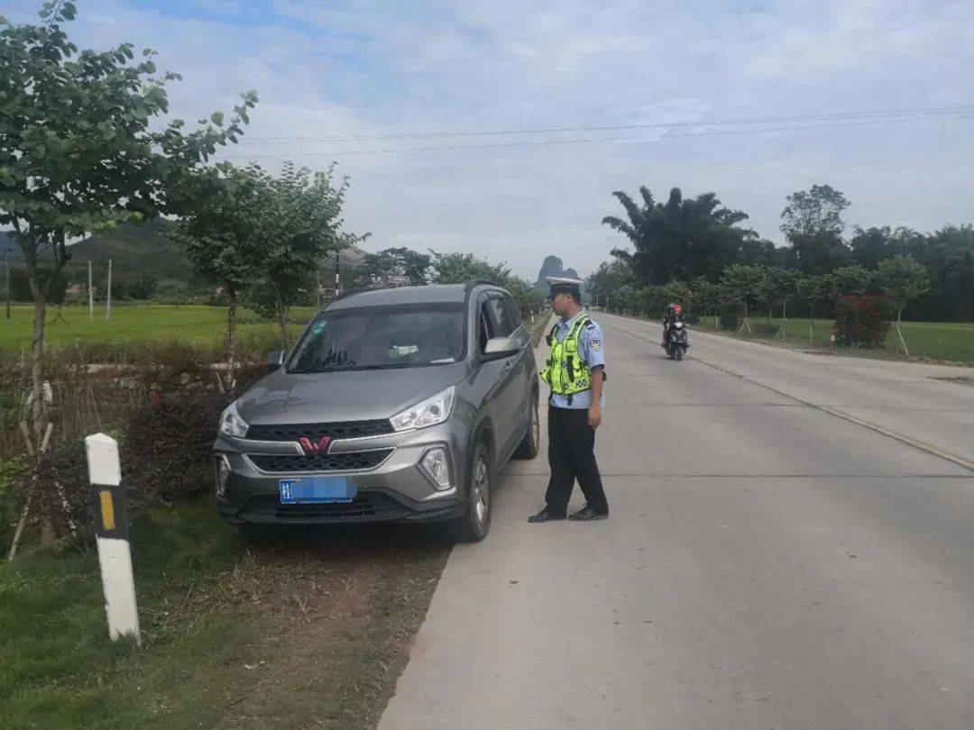 廣西：梧州這輛 “黑校車” 讓人嚇一跳！如此超載，實在危險