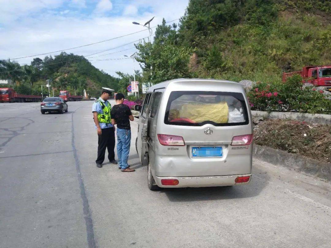 廣西：梧州這輛 “黑校車” 讓人嚇一跳！如此超載，實在危險