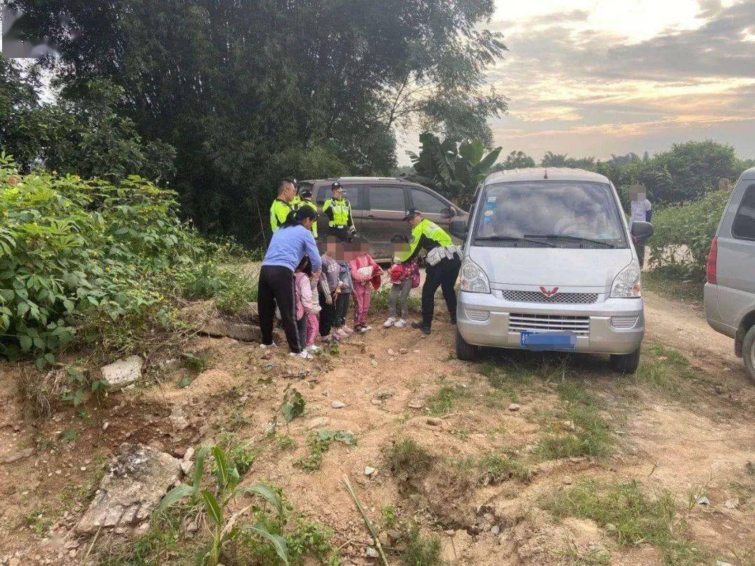 廣西：梧州這輛 “黑校車” 讓人嚇一跳！如此超載，實在危險