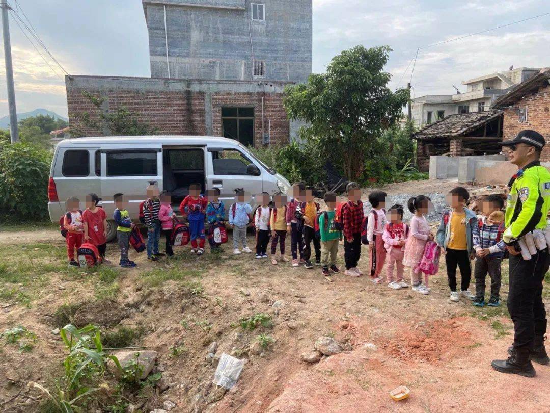 廣西：梧州這輛 “黑校車” 讓人嚇一跳！如此超載，實在危險