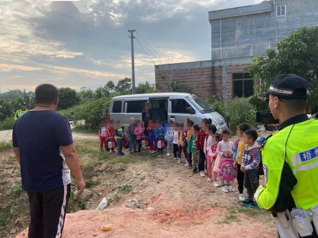 廣西：梧州這輛 “黑校車” 讓人嚇一跳！如此超載，實在危險