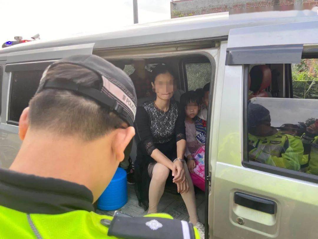 廣西：梧州這輛 “黑校車” 讓人嚇一跳！如此超載，實在危險