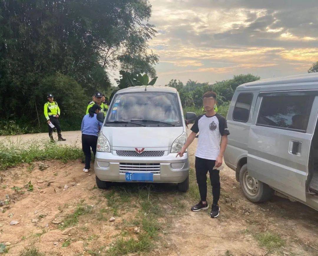 廣西：梧州這輛 “黑校車” 讓人嚇一跳！如此超載，實在危險