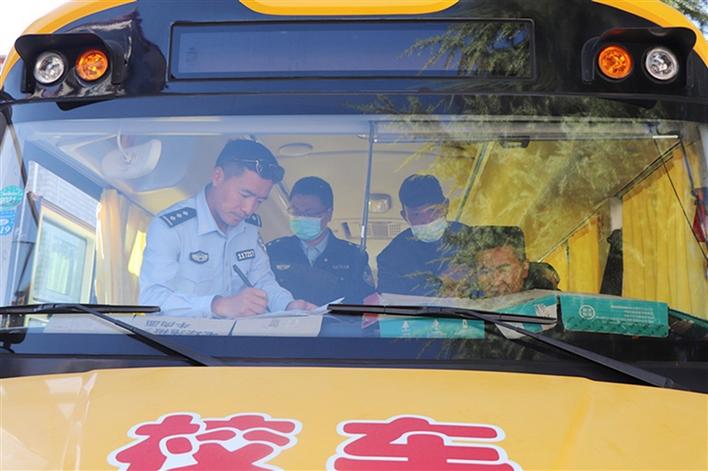 為校車“體檢”——拉薩交警在行動 為校車“體檢”——拉薩交警在行動