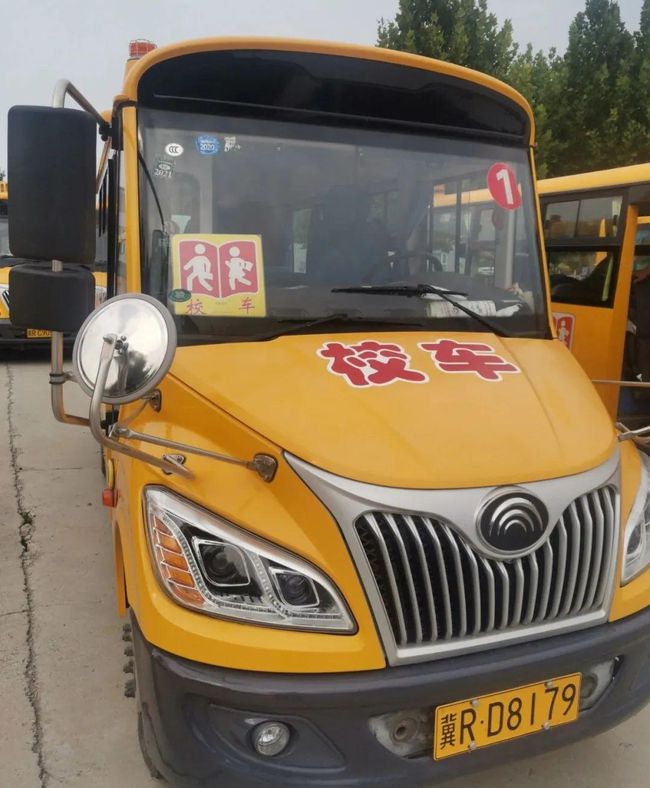 「筑平安勇擔當、護發展做貢獻」大廠交警為15家學校 35輛校車發放校車標牌