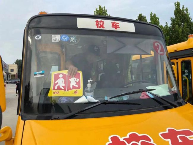 「筑平安勇擔當、護發展做貢獻」大廠交警為15家學校 35輛校車發放校車標牌