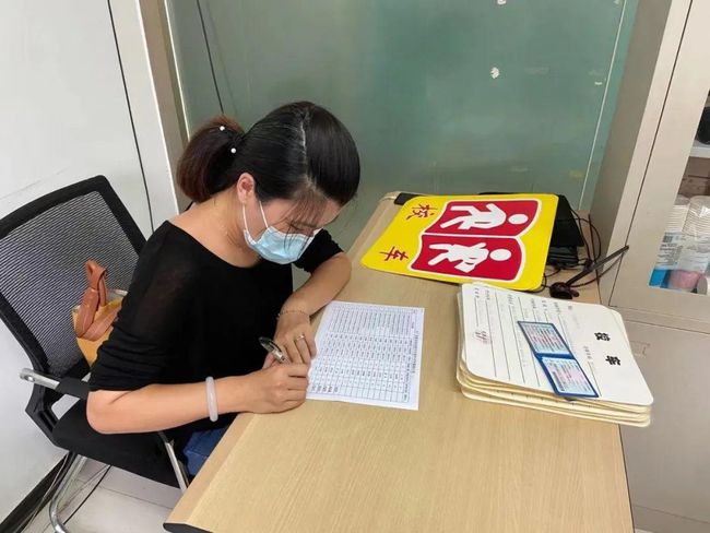 「筑平安勇擔當、護發展做貢獻」大廠交警為15家學校 35輛校車發放校車標牌