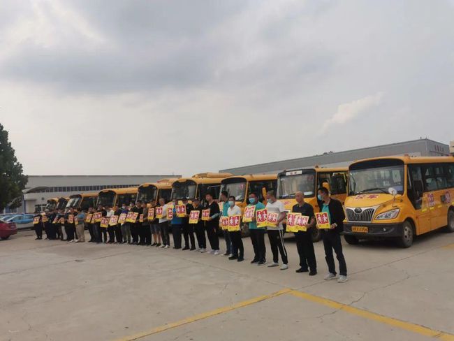 「筑平安勇擔當、護發展做貢獻」大廠交警為15家學校 35輛校車發放校車標牌