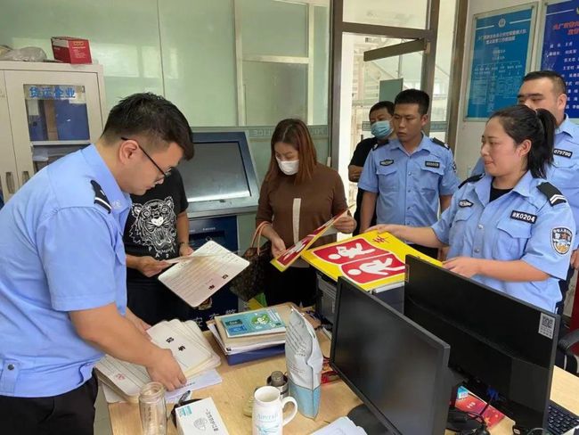 「筑平安勇擔當、護發展做貢獻」大廠交警為15家學校 35輛校車發放校車標牌