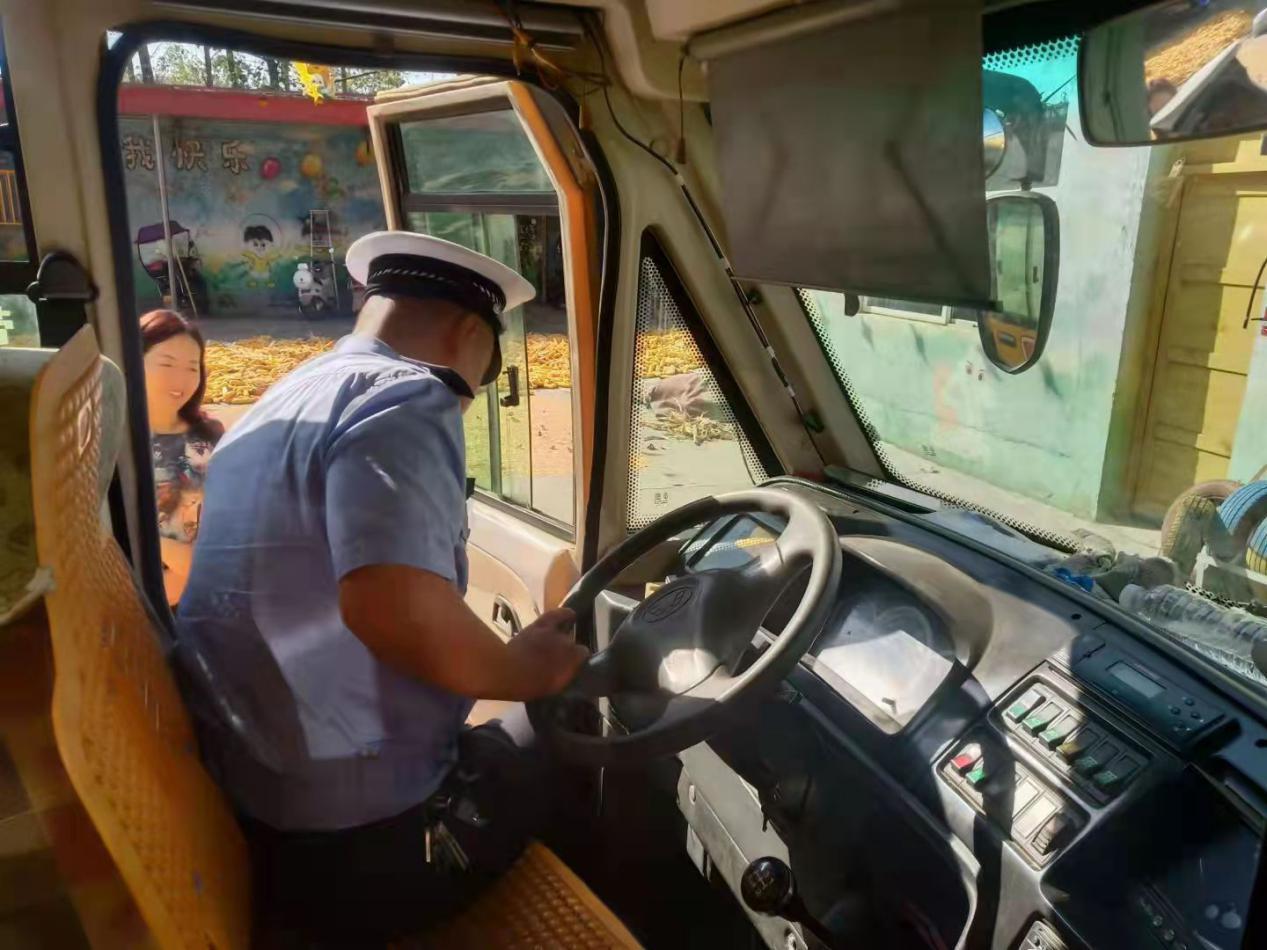 舞陽交警加強校車安全管理,確保校車“健康”運營! 舞陽交警加強校車安全管理,確保校車“健康”運營!