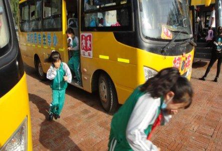 保障校車安全尊重孩子生命!昌圖縣十八家子鎮中心小學舉行校車安全逃生演練活動 保障校車安全尊重孩子生命!昌圖縣十八家子鎮中心小學舉行校車安全逃生演練活動