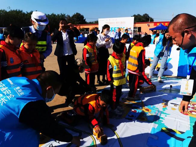 美麗鄉(xiāng)村行 | 關(guān)注交通安全 呵護(hù)兒童成長(zhǎng) 保定公安交警攜手壹基金舉辦兒童交通安全公益行活動(dòng)！