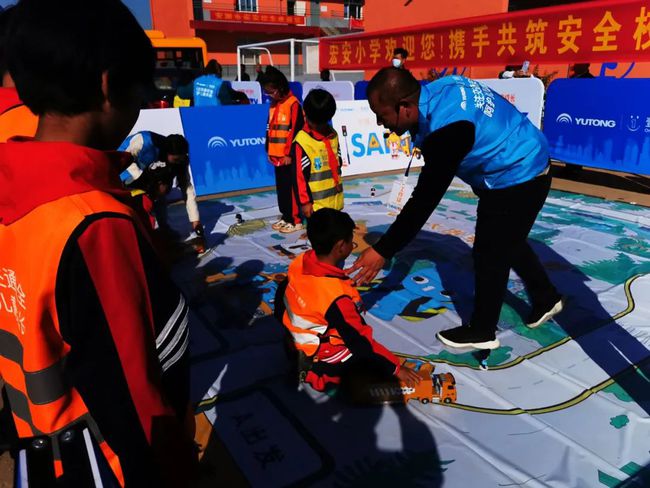 美麗鄉(xiāng)村行 | 關(guān)注交通安全 呵護(hù)兒童成長(zhǎng) 保定公安交警攜手壹基金舉辦兒童交通安全公益行活動(dòng)！