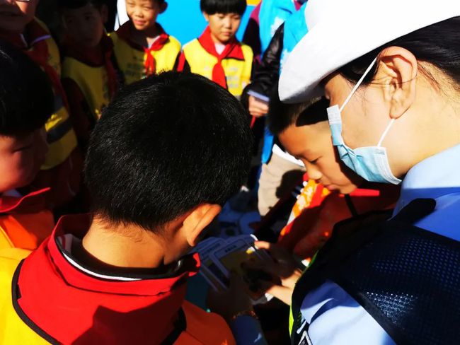 美麗鄉(xiāng)村行 | 關(guān)注交通安全 呵護(hù)兒童成長(zhǎng) 保定公安交警攜手壹基金舉辦兒童交通安全公益行活動(dòng)！