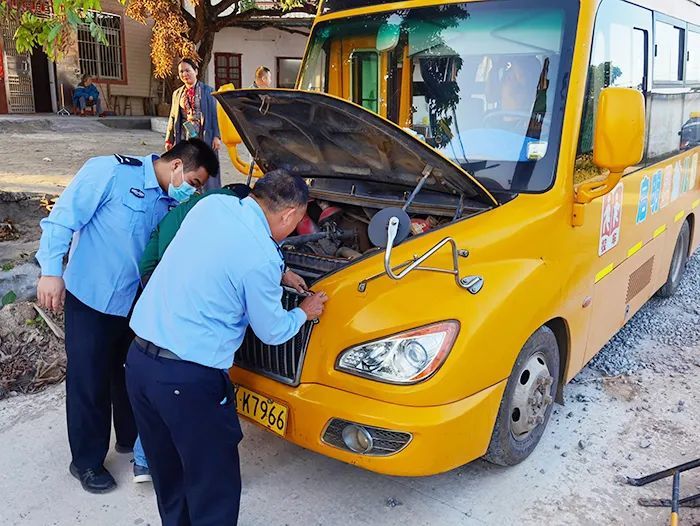 高州：校車陷入路邊沙堆，民警成功助其脫困！