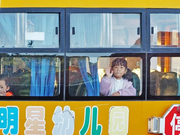 高州：校車陷入路邊沙堆，民警成功助其脫困！