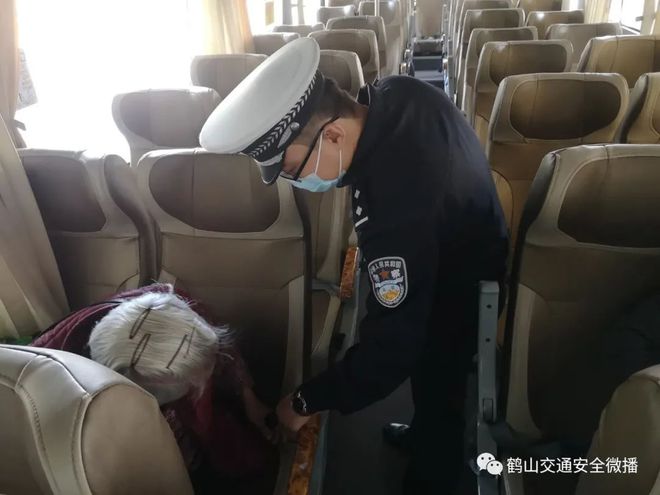 歲末年初 鶴山交警全力加強公交車、校車交通安全管理工作