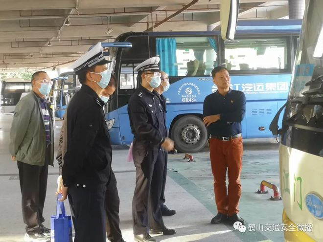 歲末年初 鶴山交警全力加強公交車、校車交通安全管理工作