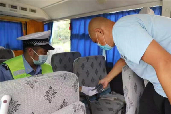 河北香河交警大隊深化夏季治安“百日行動”