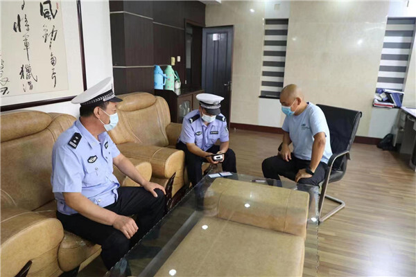 河北香河交警大隊深化夏季治安“百日行動”