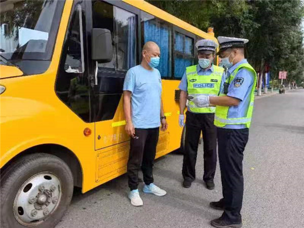 河北香河交警大隊深化夏季治安“百日行動”