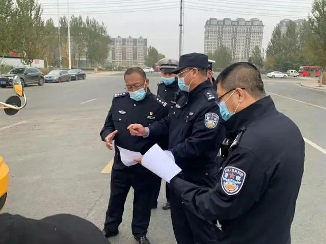 護航上學路 加好安全鎖雙城分局對全區校車進行集中“體檢”