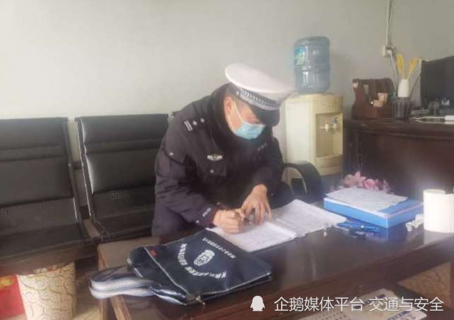 漯河舞陽縣交警大隊重監辦民警開展校車交通安全隨機抽檢，排查整治校車安全隱患