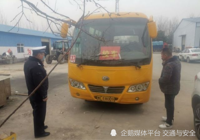漯河舞陽縣交警大隊重監辦民警開展校車交通安全隨機抽檢，排查整治校車安全隱患
