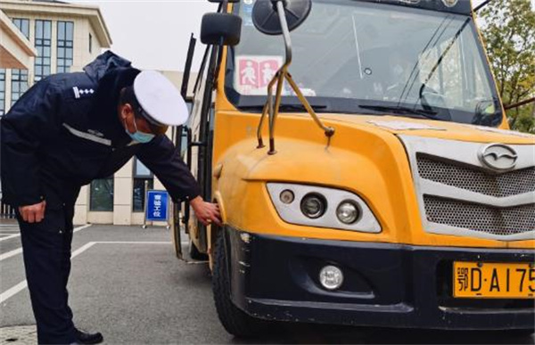 筑牢平安上學(xué)路！荊州交警開(kāi)展校車(chē)“大體檢”