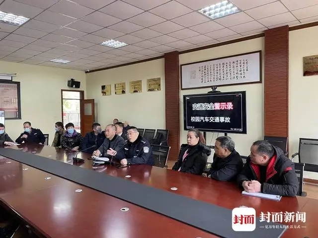 檢查校車安全、上開學(xué)前安全課 成都交警護(hù)航平安上學(xué)路