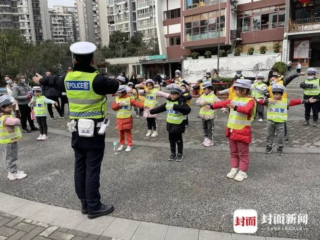 檢查校車安全、上開學(xué)前安全課 成都交警護(hù)航平安上學(xué)路