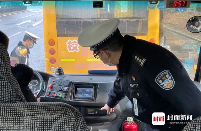 檢查校車安全、上開學(xué)前安全課 成都交警護(hù)航平安上學(xué)路