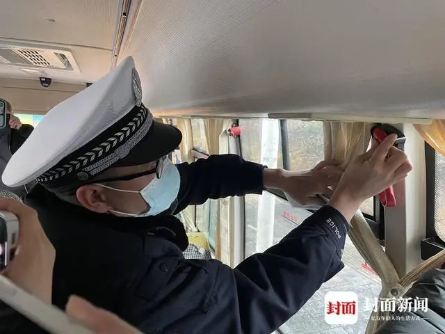 檢查校車安全、上開學(xué)前安全課 成都交警護(hù)航平安上學(xué)路