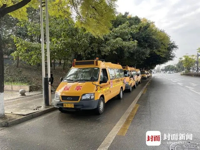 檢查校車安全、上開學(xué)前安全課 成都交警護(hù)航平安上學(xué)路