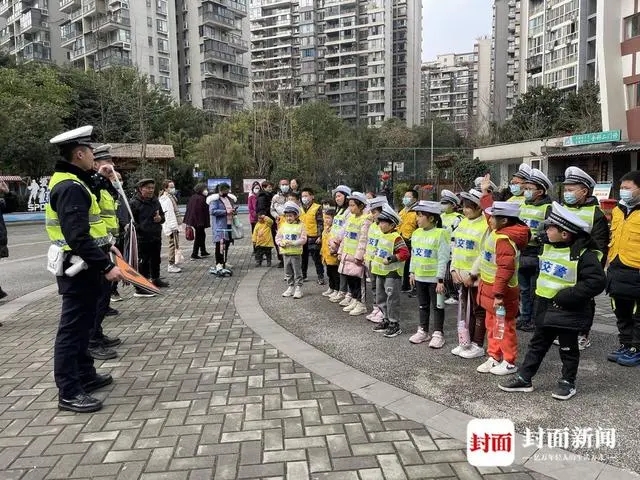 檢查校車安全、上開學(xué)前安全課 成都交警護(hù)航平安上學(xué)路