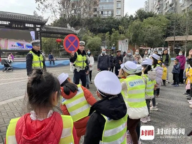 檢查校車安全、上開學(xué)前安全課 成都交警護(hù)航平安上學(xué)路
