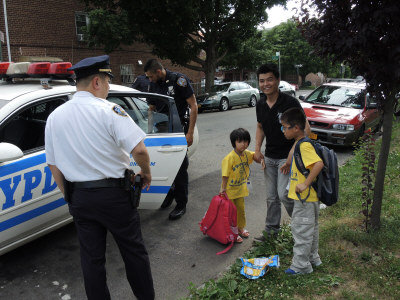 美華裔兄妹上錯校車鬧烏龍 險變“綁架”鬧劇