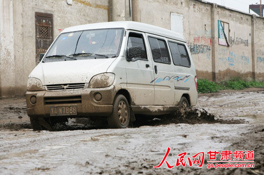 彭家坪鎮(zhèn)一位居民戲稱：“過車就像是跑越野拉力賽。”（牟健攝）