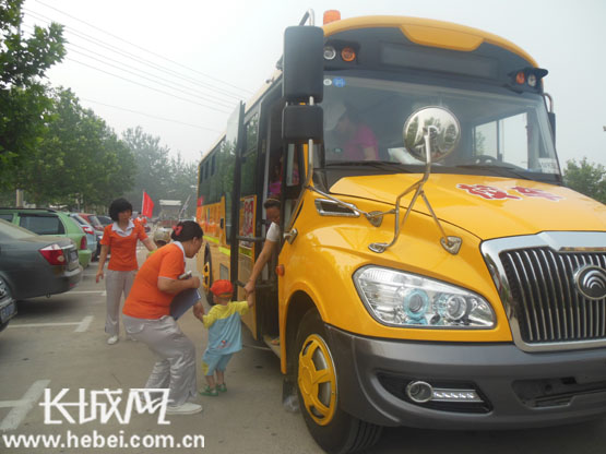 廊坊首輛宇通“大鼻子”校車現身街區賺足市民眼球 廊坊首輛宇通“大鼻子”校車現身街區賺足市民眼球