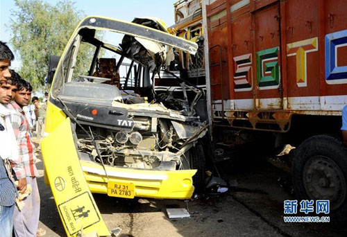 印度校車與卡車相撞 事故原因已查明