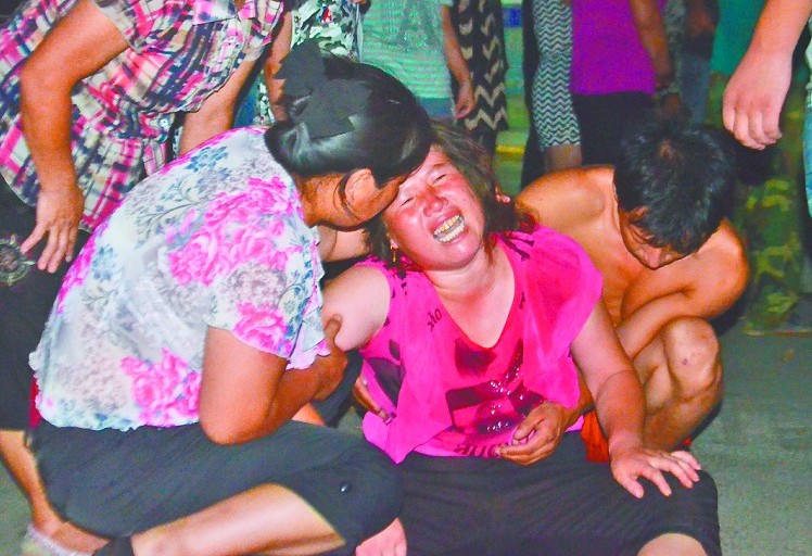 “校車”軋過3歲男童 校車司機(jī)駕車離去 “校車”軋過3歲男童 校車司機(jī)駕車離去