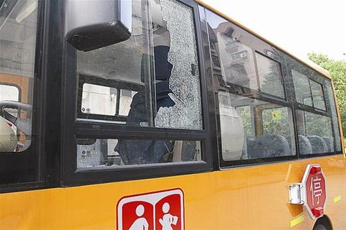 黃石一校車停室外玻璃爆裂 疑被高溫驕陽曬爆 黃石一校車停室外玻璃爆裂 疑被高溫驕陽曬爆