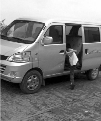 榆林學校周邊再現黑校車 一學期4000元接送費