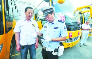 “流動(dòng)校舍” 通過安檢 “流動(dòng)校舍” 通過安檢