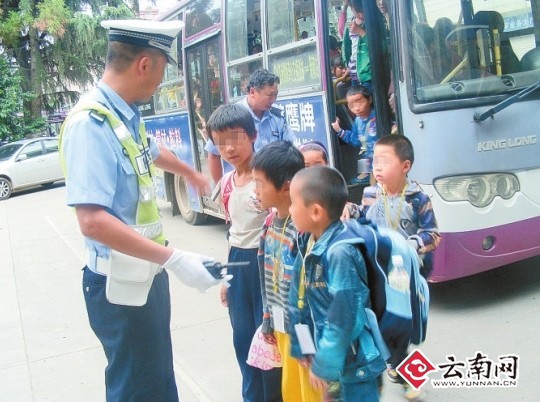 設(shè)計(jì)臺(tái)詞：乖，按順序下來排好隊(duì)。