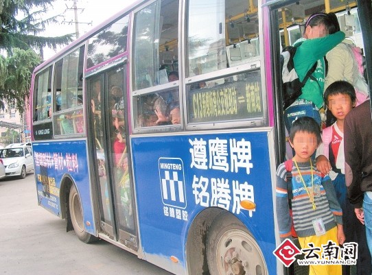 設(shè)計(jì)臺(tái)詞：娃娃些，你們是咋擠進(jìn)去的呀？ 交警供圖